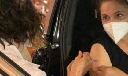 Ex-presidente Dilma Rousseff é vacinada contra a Covid-19 em Porto Alegre