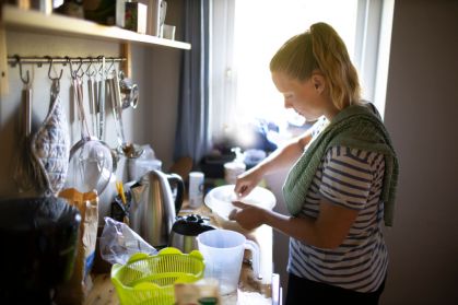 Mulher prepara refeição na cozinha