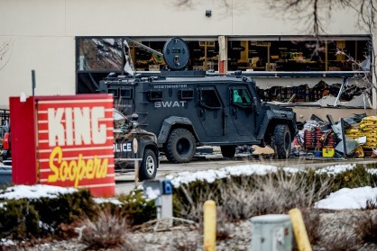 Equipes de emergência respondem a ataque a tiros em mercado em Boulder,