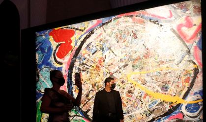 Visitante tira foto ao passar por obra do artista Sacha Jafri em Dubai
