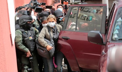 Jenine Añez chega à prisão em La Paz