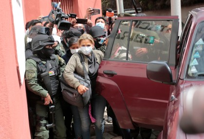 Jenine Añez chega à prisão em La Paz