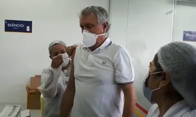 Ronaldo Caiado (DEM) recebe a primeira dose da Coronavac