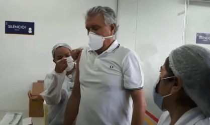 Ronaldo Caiado (DEM) recebe a primeira dose da Coronavac