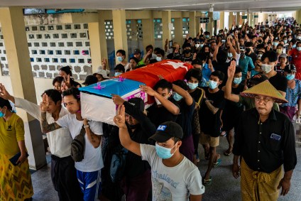Funeral de manifestante em Mianmar