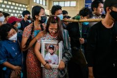 Irmã de Aung Kaung Htet segura seu retrato
