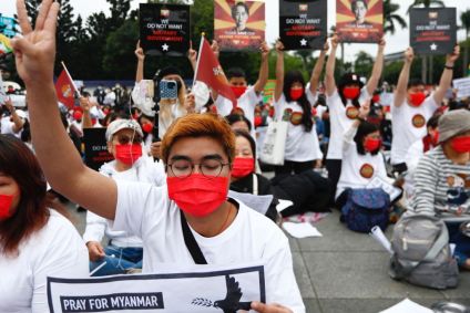 Protesto pacífico contra o regime militar 