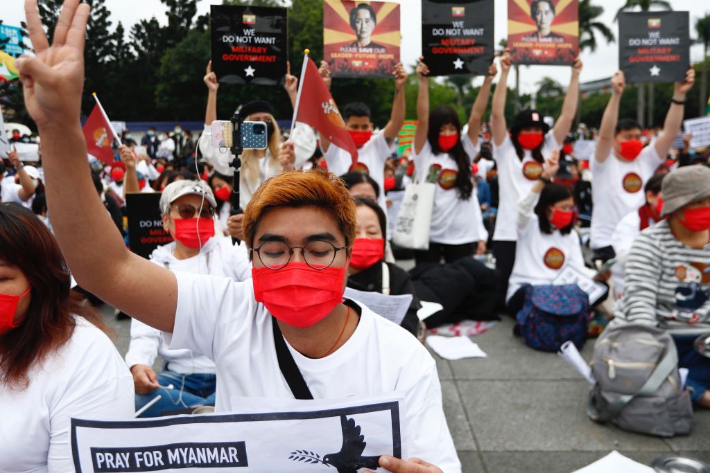 Protesto pacífico contra o regime militar 