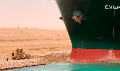 Um navio está encalhado no canal de Suez desde terça-feira (23)