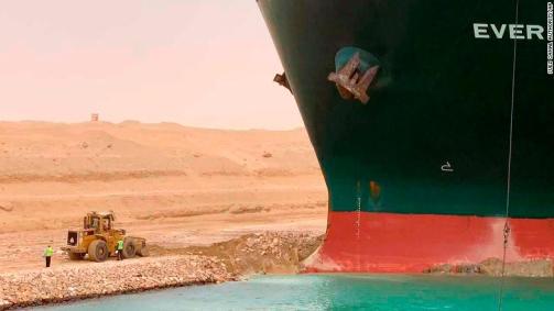 Um navio está encalhado no canal de Suez desde terça-feira (23)