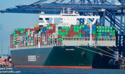 Navio encalhado no Canal de Suez faz preço do petróleo subir
