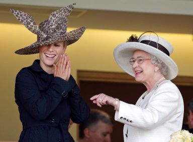 Zara Tindall, filha da princesa Anne, ao lado da avó, a Rainha Elizabeth II