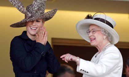 Zara Tindall, filha da princesa Anne, ao lado da avó, a Rainha Elizabeth II