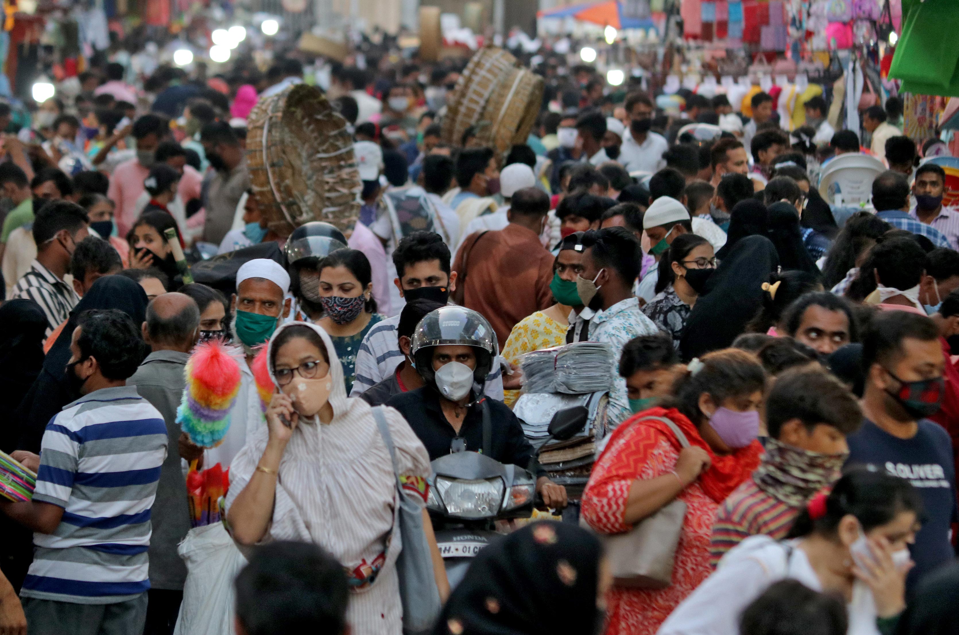 Mercado lotado em Mumbai, na Índia, durante pandemia de Covid-19 / Foto: Niharika Kulkarni/Reuters (22.mar.2021)