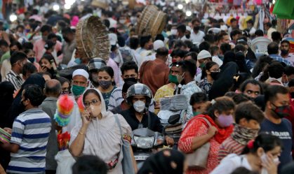 Mercado lotado em Mumbai, na Índia, durante pandemia de Covid-19