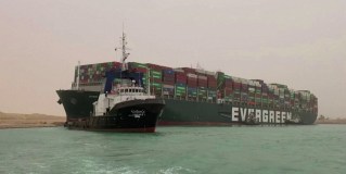 Ao menos 8 rebocadores trabalham para tentar mover o Ever Given no Canal de Suez