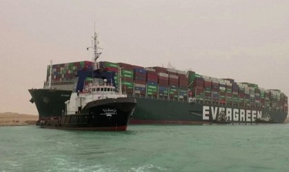 Ao menos 8 rebocadores trabalham para tentar mover o Ever Given no Canal de Suez