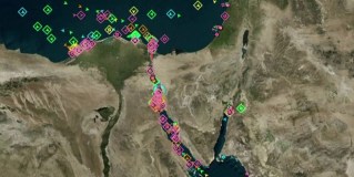 Imagem de satélite mostra impacto no fluxo do Canal de Suez após navio encalhar