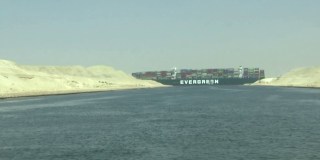 O navio encalhou na rota do Mar Vermelho para o Mediterrâneo