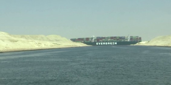 O navio encalhou na rota do Mar Vermelho para o Mediterrâneo