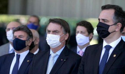 Bolsonaro ao lado de Rodrigo Pacheco (DEM-MG), presidente do Senado, e Luiz Fux