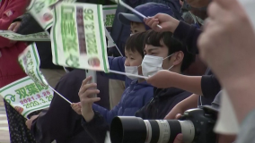 Espectadores acompanham passagem da tocha olímpica por Fukushima