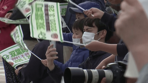 Espectadores acompanham passagem da tocha olímpica por Fukushima