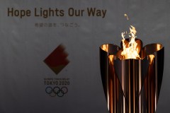 Caldeirão olímpico em Minamisoma, Fukushima, ao final do 1º dia do revezamento