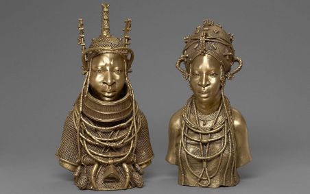 Par de bustos de bronze: Rei (Oba) e Rainha, no Weltmuseum Wien, em Viena