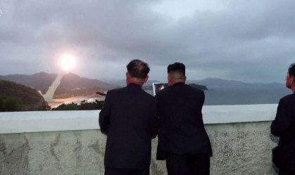 Kim Jong-un observa o lançamento de míssil norte-coreano em 2019