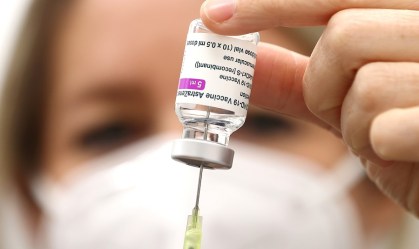 Profissional de saúde prepara dose da vacina da AstraZeneca contra Covid-19