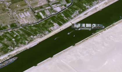 Após seis dias encalhado no Canal de Suez, navio gigante volta a flutuar
