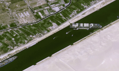 Imagem de satélite do Ever Given, navio encalhado no Canal de Suez