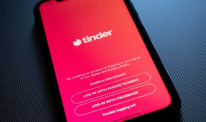 Mais da metade dos usuários do Tinder são casados ou comprometidos, diz pesquisa