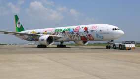 Avião da ANA com pintura da Hello Kitty