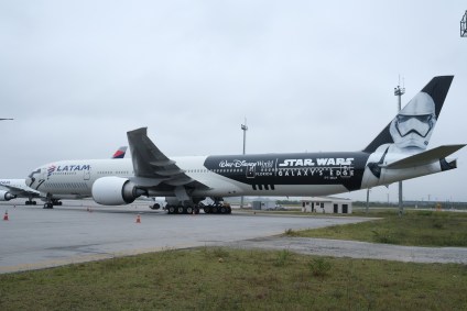 Avião da Latam com pintura do Star Wars