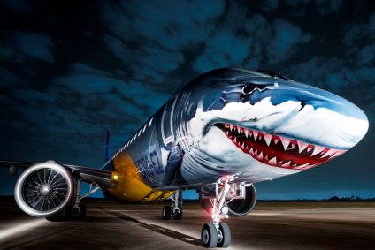 Avião da Embraer com pintura de tubarão