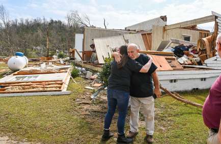 Tornado destrói igreja no Alabama, EUA