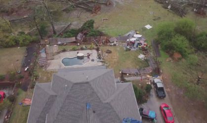 Tornado no Alabama deixa cinco mortos e bairros destruídos