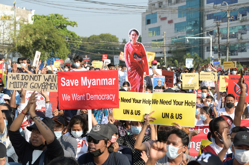 Protestos em Mianmar: Manifestantes contrários ao golpe militar entram em confronto com forças de segurança na cidade de Yangon / Foto: Stringer/Reuters