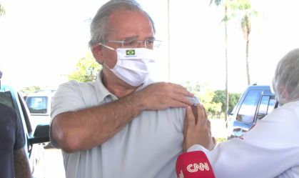 O ministro da Economia Paulo Guedes se vacinou contra a Covid-19 