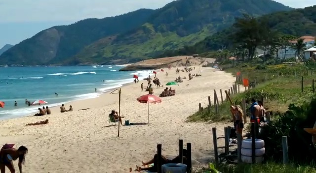 Banhistas não usam máscaras na praia do Pontal