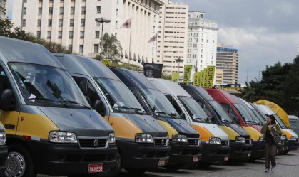 Vans escolares em frente à prefeitura de SP