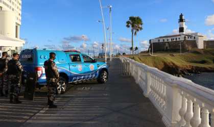 PM é morto após disparar tiros de fuzil no Farol da Barra, em Salvador
