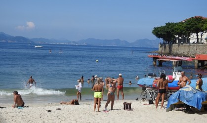 Movimentação de banhistas na orla e na praia de Copacabana, na zona sul do Rio d