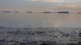 Navio encalhado impediu passagem de centenas de navios no Canal de Suez
