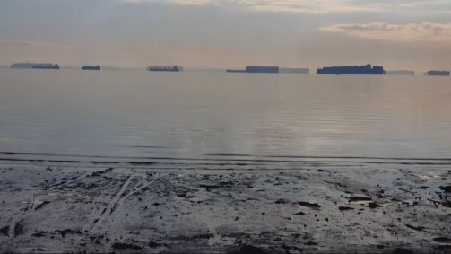 Navio encalhado impediu passagem de centenas de navios no Canal de Suez
