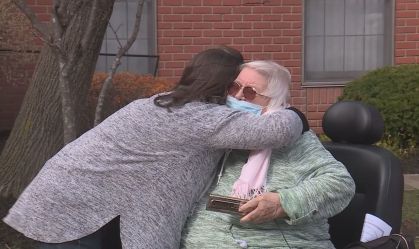 Idosa tem encontro emocionante após um ano separada da filha
