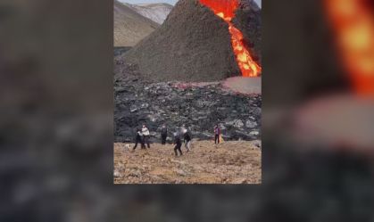 Grupo joga vôlei ao lado de um vulcão ativo na Islândia (29.mar.2021)