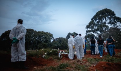 Brasil registra 2.929 mortes por Covid-19 em 24 horas e passa de 370 mil óbitos